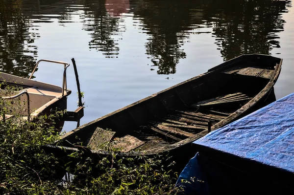 Verankertes Boot Neben Dem Ufer — Stockfoto