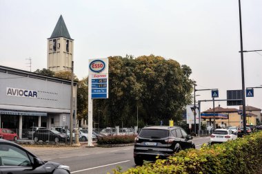 Bir İtalyan kasabasının göbeğinde yol.