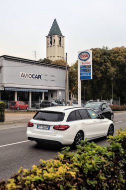 Bir İtalyan kasabasının göbeğinde yol.