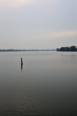 Kışın bulutlu bir günde göl