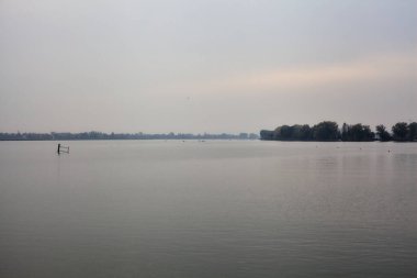 Kışın bulutlu bir günde göl