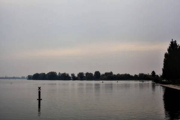 冬の曇りの日の湖 — ストック写真