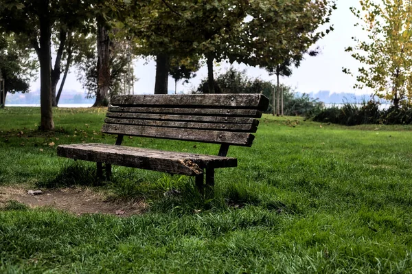 Bench Szélén Egy Közelében Egy Folyó Egy Felhős Napon — Stock Fotó