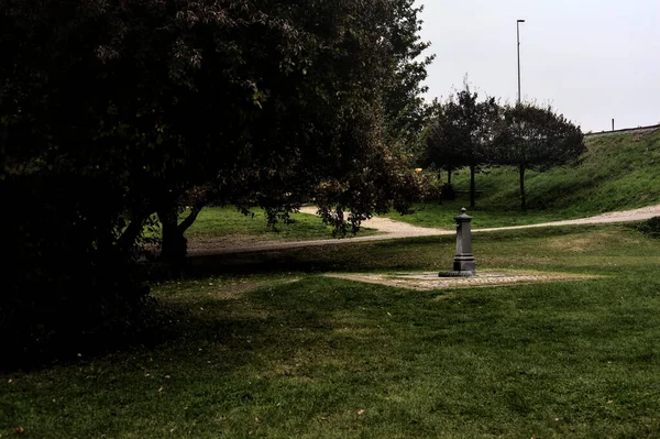 Public Fountain Park Trees Background — Stock Photo, Image