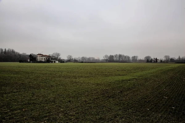 Country House Middle Field Cloudy Day Winter — Zdjęcie stockowe