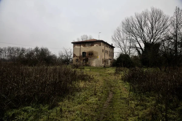 Abandoned Country House Bare Trees Next Cloudy Day Winter — Fotografia de Stock