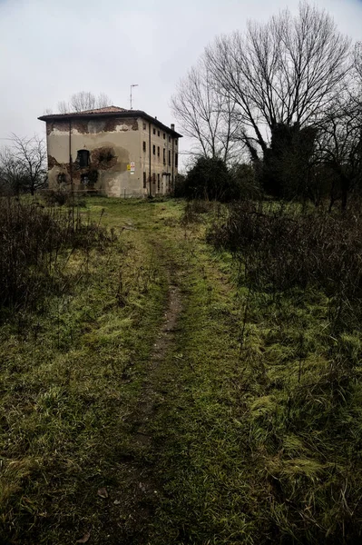 Abandoned Country House Bare Trees Next Cloudy Day Winter — Foto Stock