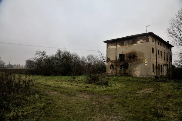 Casa Campo Abandonada Con Árboles Desnudos Junto Ella Día Nublado —  Fotos de Stock