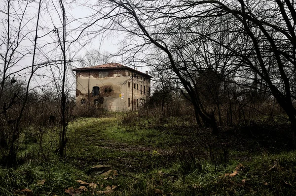 Casa Campo Abandonada Con Árboles Desnudos Junto Ella Día Nublado — Foto de Stock
