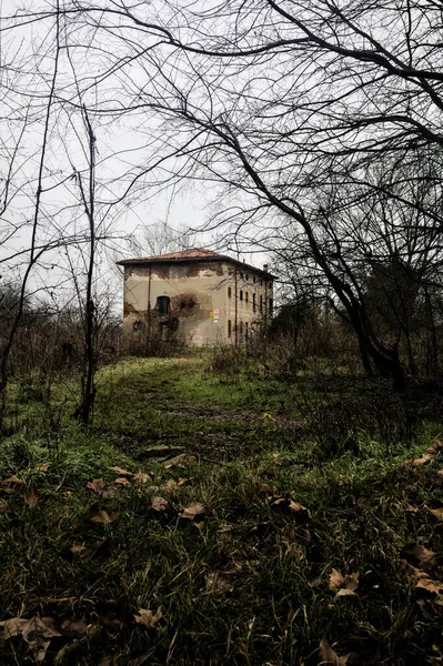 Abandoned Country House Bare Trees Next Cloudy Day Winter — Foto de Stock