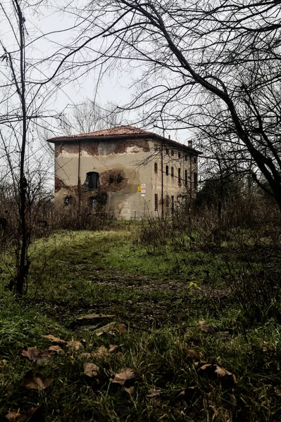 Abandoned Country House Bare Trees Next Cloudy Day Winter — стоковое фото