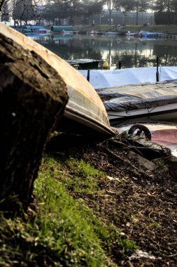 Kışın gün batımında demirli teknelerle dolu bir körfezde iskele.