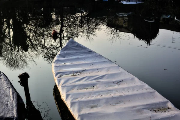 Barco Uma Entrada Pôr Sol Com Reflexão Sobre Água — Fotografia de Stock