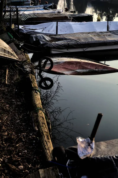 Barco Uma Entrada Pôr Sol Com Reflexão Sobre Água — Fotografia de Stock