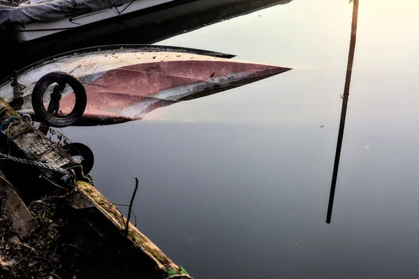 Лодка Входе Закате Отражением Воде — стоковое фото