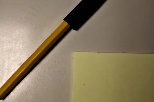 Masadaki Kalem Kağıt Bloğu — Stok fotoğraf