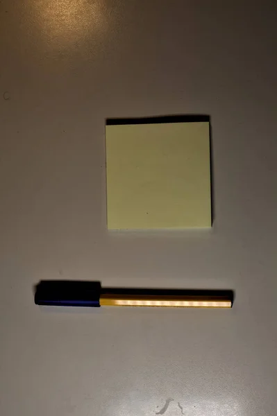 Bleistift Und Notizblock Auf Dem Schreibtisch — Stockfoto
