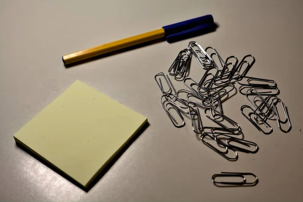 Stift Mit Notizblock Und Clips Auf Dem Schreibtisch — Stockfoto