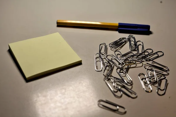 Pen Notepaper Block Clips Desk — Stock Photo, Image