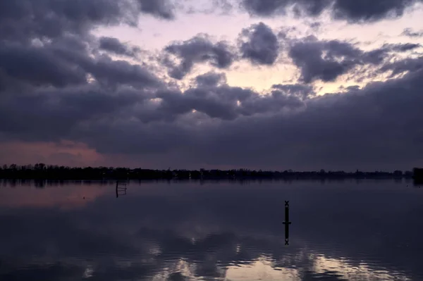 Bulutlu Göl Alacakaranlıkta Gökyüzü Suya Dökülüyor — Stok fotoğraf