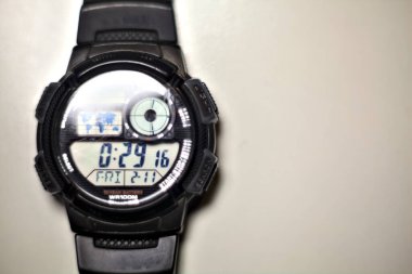 Yakından bakıldığında bilek saati parlak bir ışıkla aydınlatılır.