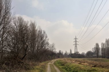 Bulutlu bir günde, şehir merkezindeki bir parkta toprak izi.