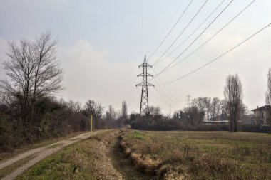 Bulutlu bir günde, şehir merkezindeki bir parkta toprak izi.