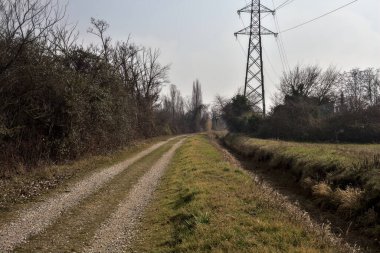 Bulutlu bir günde, şehir merkezindeki bir parkta toprak izi.