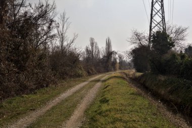 Bulutlu bir günde, şehir merkezindeki bir parkta toprak izi.
