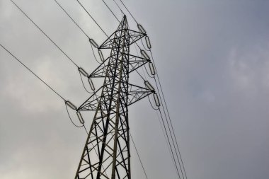Bulutlu gökyüzüne sahip elektrik direği