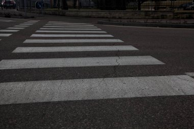 Zebra geçiş bir yolda