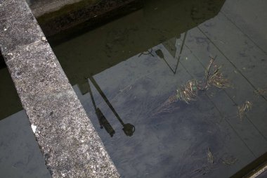 Kışın bulutlu bir günde köprünün yanında beton su kemeri.