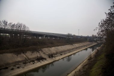 Kışın bulutlu bir günde, eğlence kanalının yanındaki parkta yol.