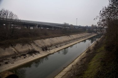 Kışın bulutlu bir günde, eğlence kanalının yanındaki parkta yol.