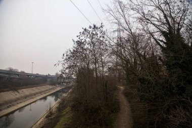 Kışın bulutlu bir günde, eğlence kanalının yanındaki parkta yol.