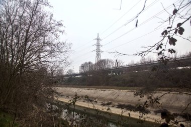 Kışın bulutlu bir günde, eğlence kanalının yanındaki parkta yol.