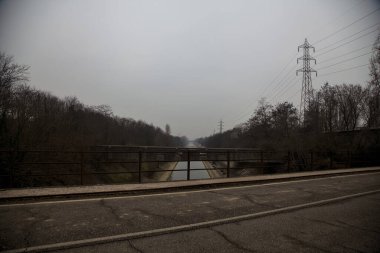 Kışın bulutlu bir günde eğlence kanalı üzerinde köprü