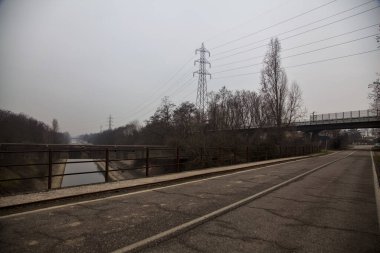 Kışın bulutlu bir günde eğlence kanalı üzerinde köprü