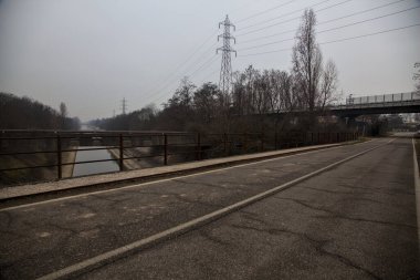 Kışın bulutlu bir günde eğlence kanalı üzerinde köprü