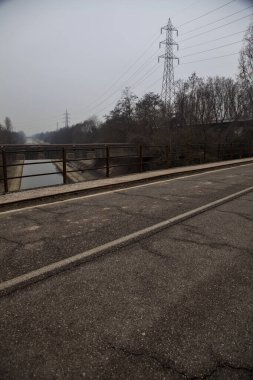 Kışın bulutlu bir günde eğlence kanalı üzerinde köprü