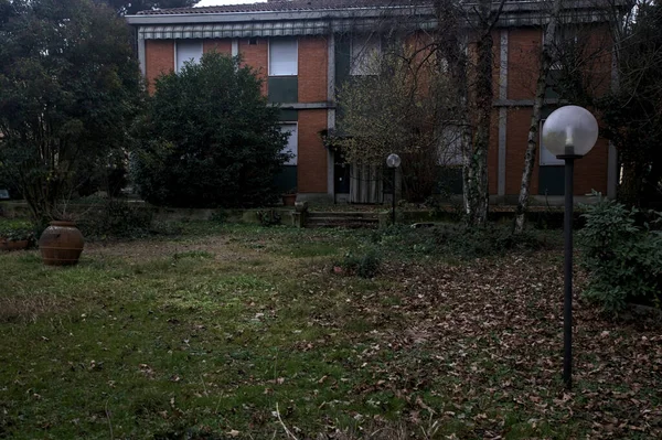 Maison Abandonnée Jardin Devant Elle Par Une Journée Nuageuse — Photo