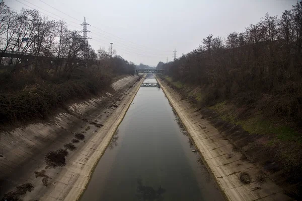 Canal Déviant Bordé Arbres Nus Par Une Journée Nuageuse Hiver — Photo