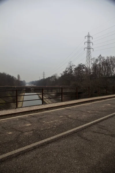 Híd Egy Elterelő Csatorna Felett Télen Egy Felhős Napon — Stock Fotó