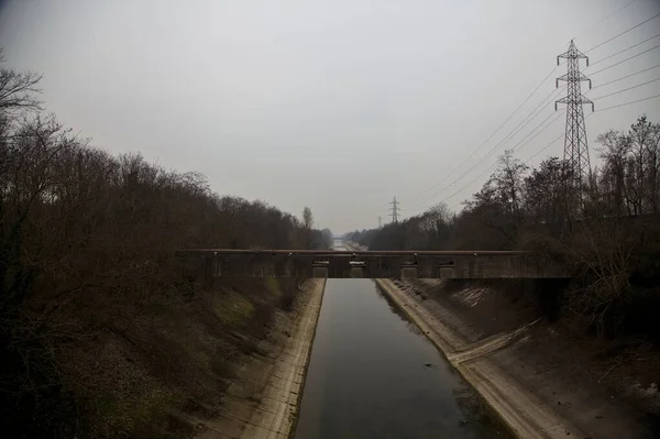 Canal Déviant Bordé Arbres Nus Par Une Journée Nuageuse Hiver — Photo