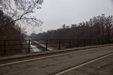 Kışın bulutlu bir günde eğlence kanalı üzerinde köprü