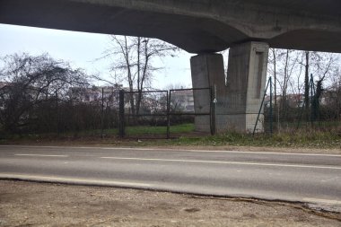 Kırsal kesimde bir köprünün altında yol