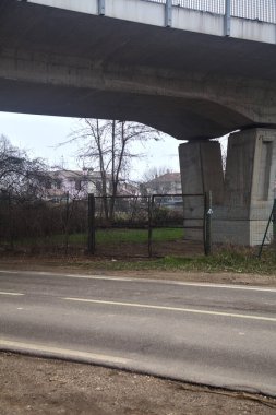 Kırsal kesimde bir köprünün altında yol