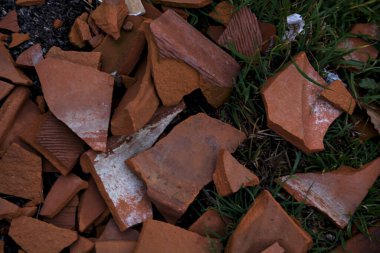 Yolun kenarındaki kırık çatı kiremitleri