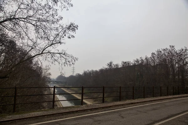 冬季多云的一天 在引水渠上架桥 — 图库照片