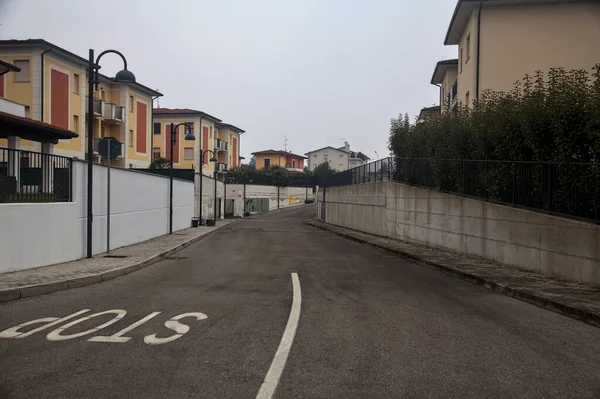 Allée Entre Bâtiments Périphérie Une Ville Italienne — Photo